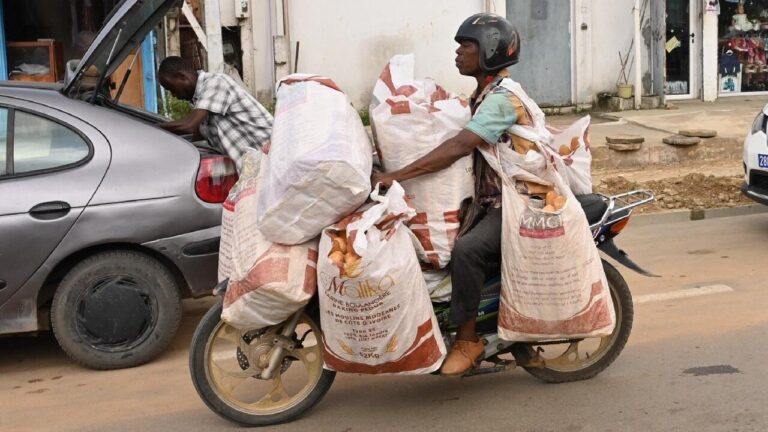 Côte d’Ivoire : Les livreurs à moto d’Abidjan signalent une hausse des risques pour leur sécurité.