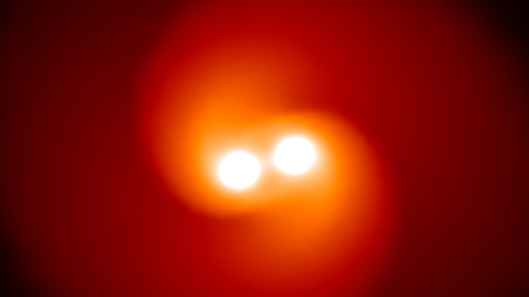 Une danse mortelle entre étoiles binaires engendre une supernova atypique.