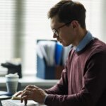 L&rsquo;IA menace-t-elle l’emploi ? Un rapport souligne une tendance préoccupante.