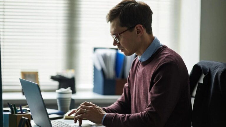 L’IA menace-t-elle l’emploi ? Un rapport souligne une tendance préoccupante.