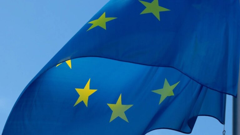 Bruxelles impose une double ouverture à Google sur l’IA et les données de recherche.