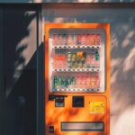 Claude gère un distributeur automatique, mais la situation se termine mal.