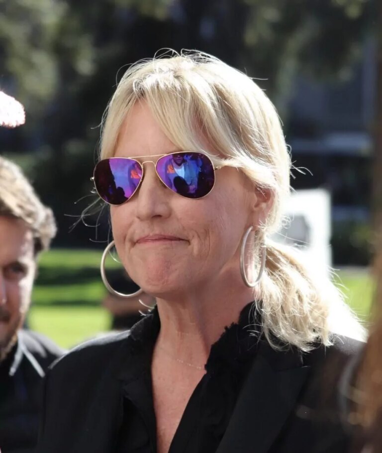 Erin Brockovich critique les data centers d’IA pour leurs effets environnementaux.
