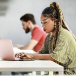 Rester humain face à l&rsquo;IA générative : enseignements des jeunes travailleurs en France