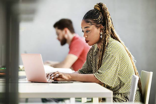 Rester humain face à l’IA générative : enseignements des jeunes travailleurs en France