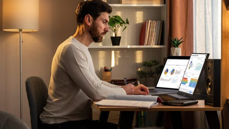 Près de 65 % des salariés français se rendent au bureau pour être visibles.