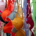 La couleur de soutien-gorge la plus discrète sous un vêtement blanc identifiée par des experts.