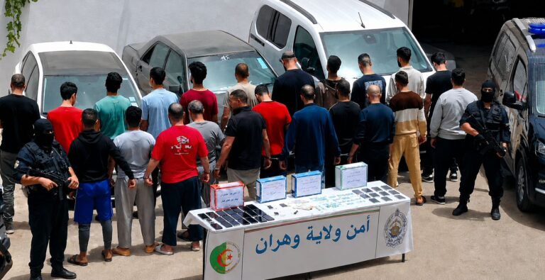 Réseaux de migration clandestine démantelés à Oran : arrestations et saisies effectuées.