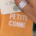 Des femmes alertent sur le port de chaussettes avec des insultes dans la mode actuelle.