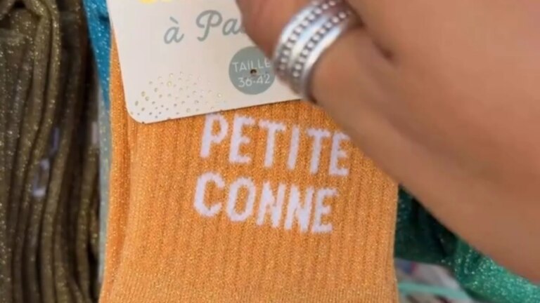 Des femmes alertent sur le port de chaussettes avec des insultes dans la mode actuelle.