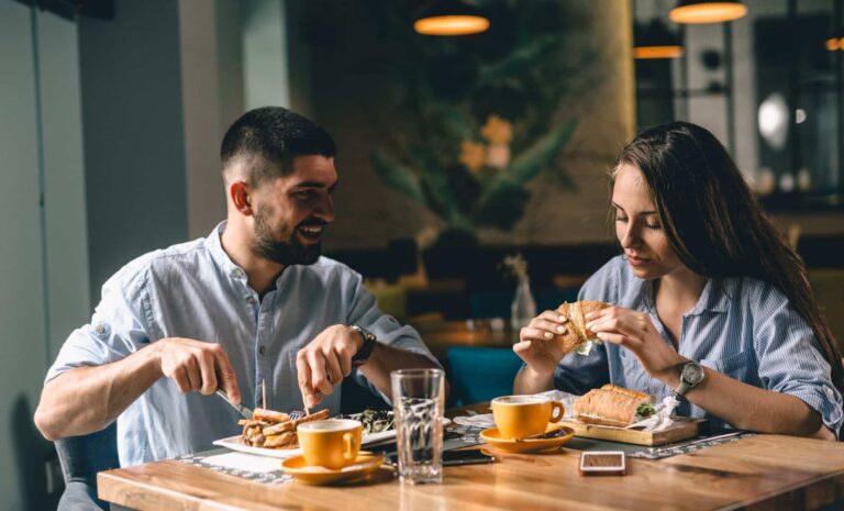 Un homme quitte un restaurant sans payer 119 euros, la gérante le retrouve grâce à un détail.