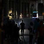 Cuba lutte pour rétablir son réseau électrique face à un blocus pétrolier américain.