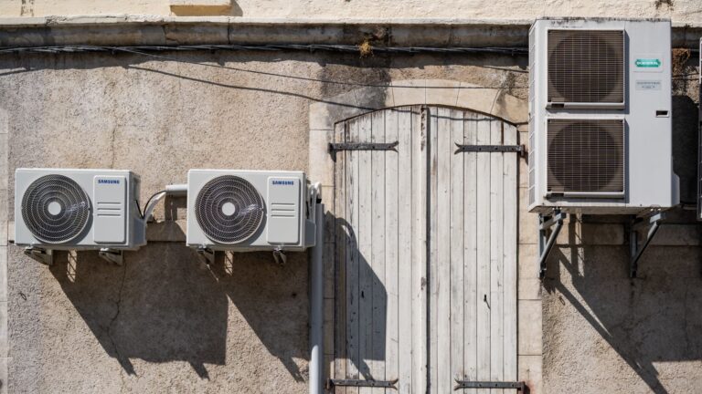 Normes de climatisation : le RN accuse des entraves bureaucratiques à l’installation légale.