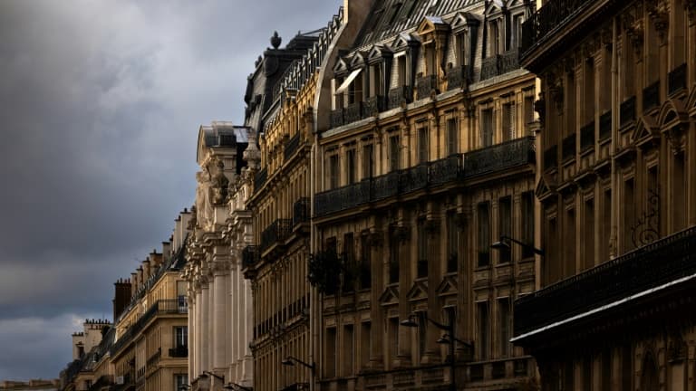 Le Conseil de Paris vote le doublement de la taxe sur 9% des logements vacants.