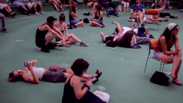 Le PCF ouvre son siège climatisé pendant la canicule, provoquant des réactions diverses.