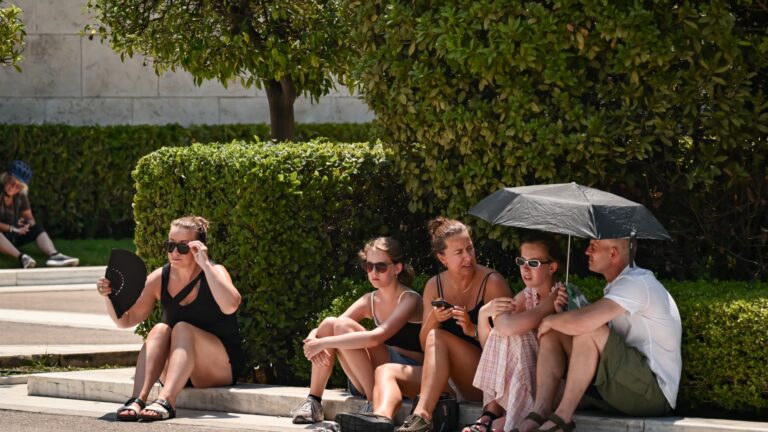 Les vacanciers fuient la chaleur du sud de l’Europe pour les côtes bretonnes et les montagnes du Jura.