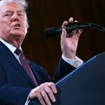 Assistant du prompteur de Trump suspendu après avoir parié 100.000 dollars sur ses discours.