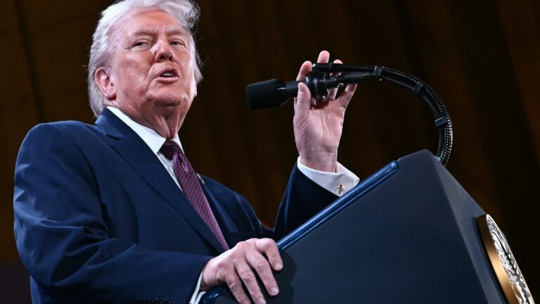 Assistant du prompteur de Trump suspendu après avoir parié 100.000 dollars sur ses discours.