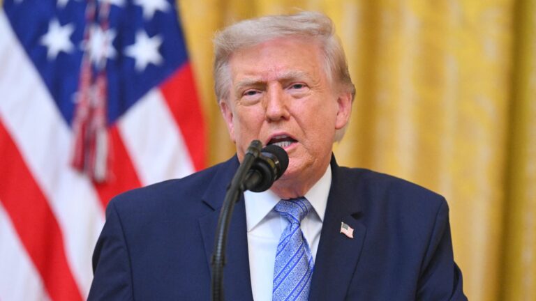 Trump annonce un nouveau mur tarifaire contre 60 pays pour rétablir ses droits de douane.
