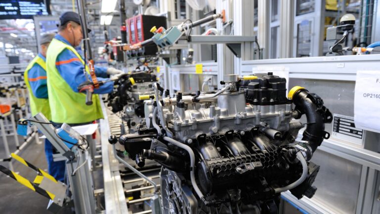 Fermeture de l’usine Stellantis à Douvrin après 40 millions de moteurs produits, dont ceux de DeLorean.