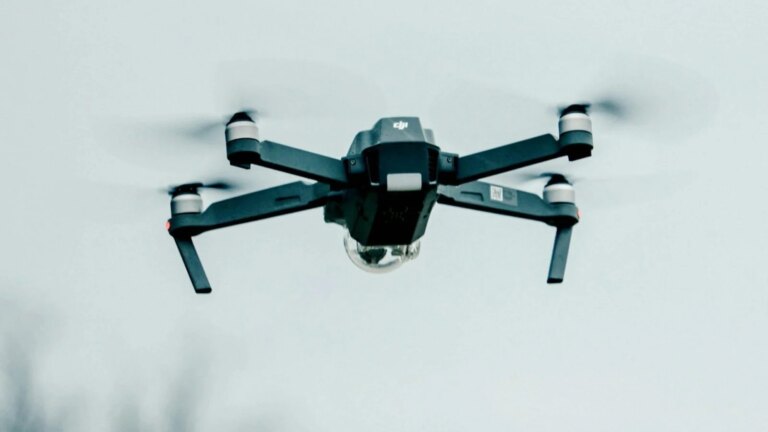 Guerre en Ukraine : la Russie brouille les drones, entreprises développent des solutions.