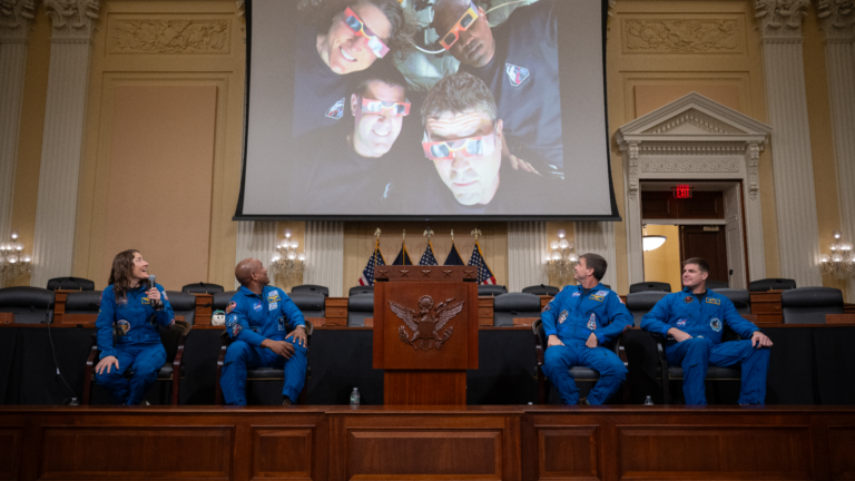 Astronautes d’Artemis rencontrent des législateurs à Capitol Hill pour discuter de l’exploration lunaire.