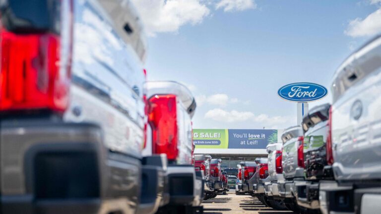 Ford réengage plus de 300 employés après une révision de sa stratégie IA.