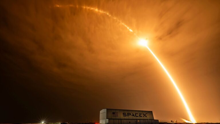 SpaceX utilise un fusée éprouvée pour lancer des satellites Starlink en orbite.