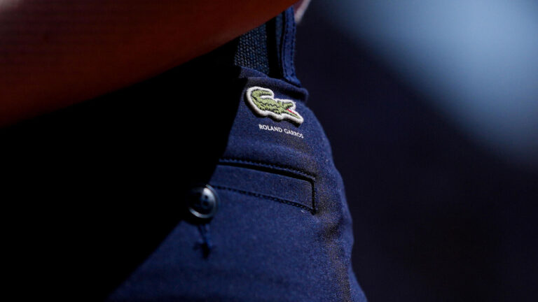 La justice française interdit à Shein de vendre des imitations de Lacoste dans l’UE.