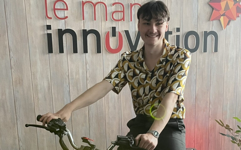 Barrolex, start-up sarthoise, relance la production de mobylettes électriques.