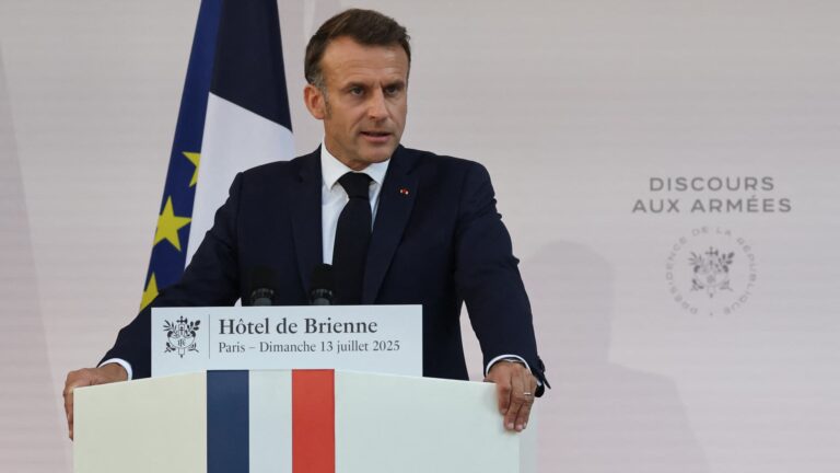 Visite d’Emmanuel Macron au 1er RPIMa : enjeux de la défense française à Bayonne
