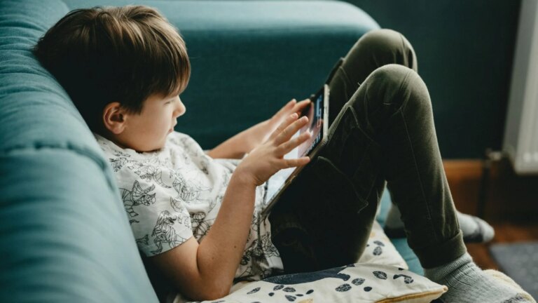 Préparer les enfants à l’intelligence artificielle : enjeux éducatifs et institutionnels en France
