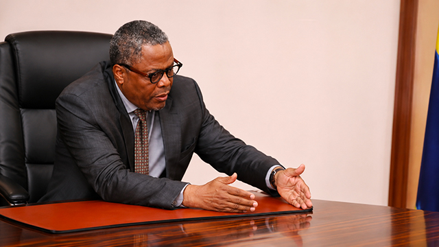 Monument Damas Aléka : Erick Mauro remplace l’esplanade par la DGR au Gabon