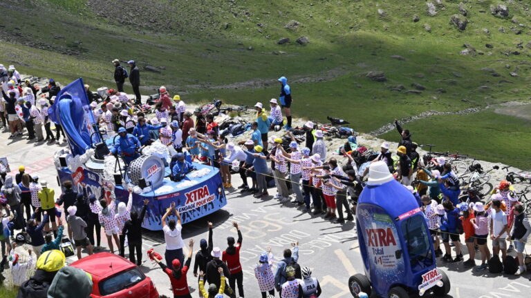 Un fabricant de chars du Tour de France utilise des bidons de lessive et des fruits XXL pour ses créations.