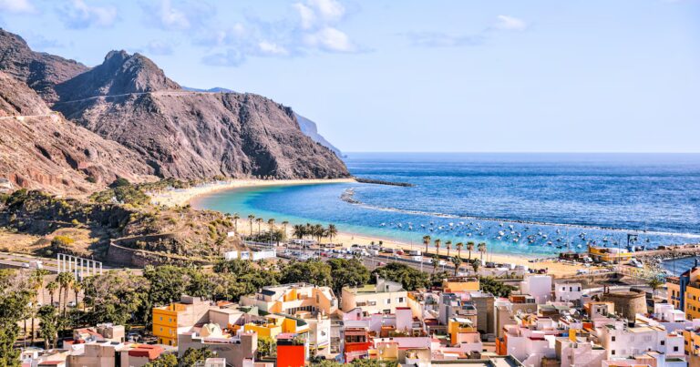 Enquête pénale sur un projet immobilier de luxe à Tenerife impliquant des ressortissants belges.
