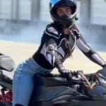 Une motarde défie les stéréotypes sur la capacité des femmes à soulever des motos.