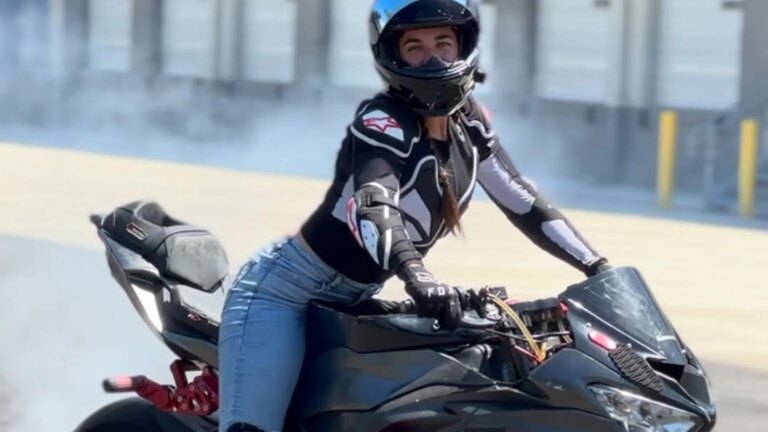 Une motarde défie les stéréotypes sur la capacité des femmes à soulever des motos.