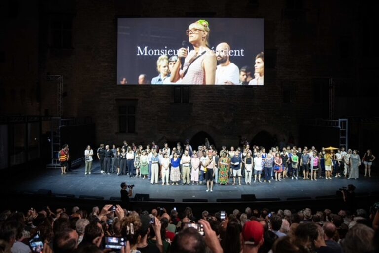 Festival d’Avignon : les artistes demandent un moratoire sur les coupes budgétaires de Macron