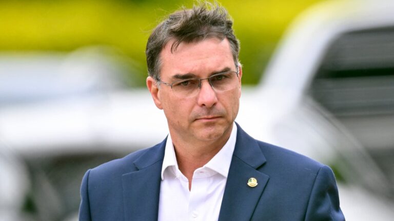 Flavio Bolsonaro annonce sa candidature à la présidentielle brésilienne contre Lula