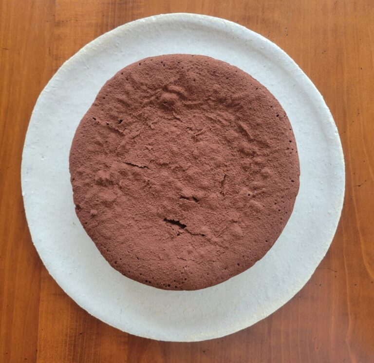Yann Couvreur présente un fondant au chocolat, mettant en avant des ingrédients locaux.