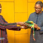 Burkina Faso et France : Remise des clés de l’ambassade et du drapeau national par les diplomates.