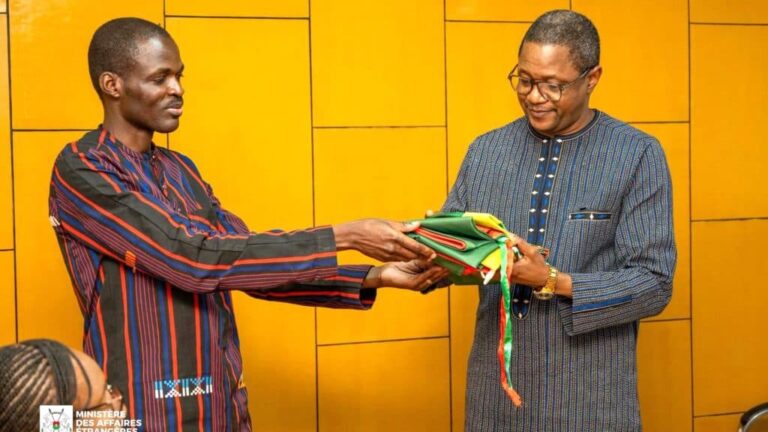 Burkina Faso et France : Remise des clés de l’ambassade et du drapeau national par les diplomates.