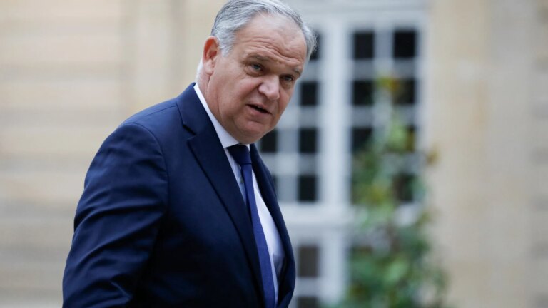 François-Noël Buffet nommé Défenseur des droits : des critiques sur sa légitimité émergent.