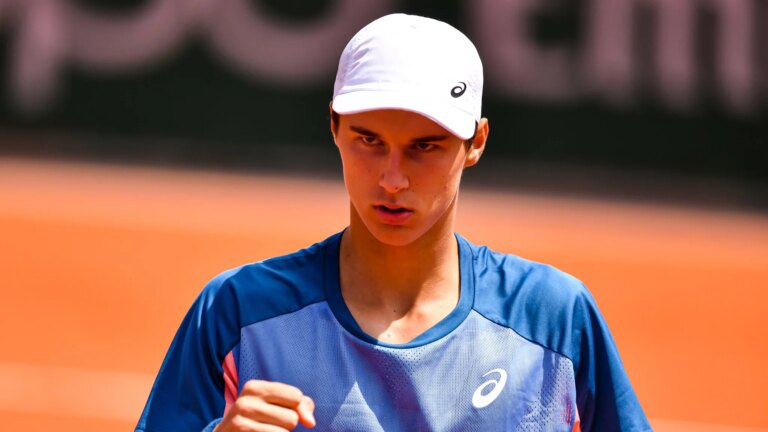 Gabriel Debru remporte un match sur le circuit ATP après son titre aux juniors de Roland-Garros.