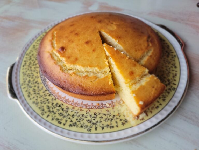 Gâteau au citron vert et noix de coco : une recette populaire dans les pâtisseries brésiliennes.