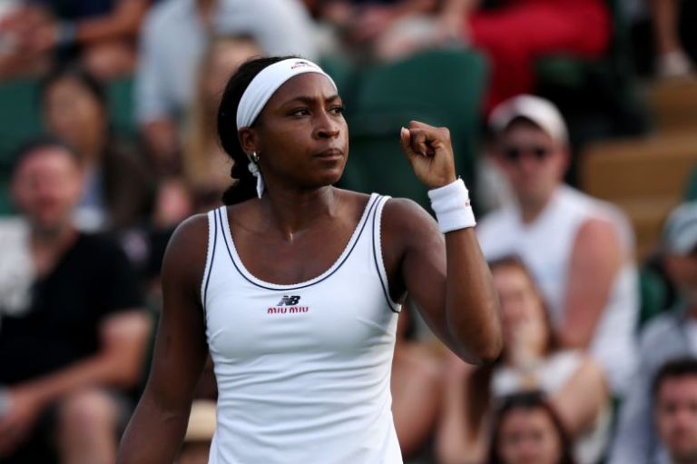 Coco Gauff se qualifie pour les quarts de finale à Wimbledon malgré un début difficile.