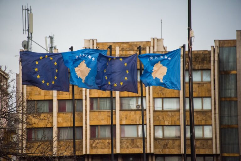 Kosovo : L’UE face à des attentes croissantes pour un soutien renforcé.