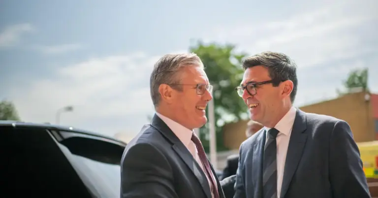 Keir Starmer sous pression alors que le nouveau Premier ministre travailliste prend ses fonctions.