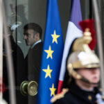 Le gouvernement français confronté à des critiques sur le calendrier des élections de 2027.