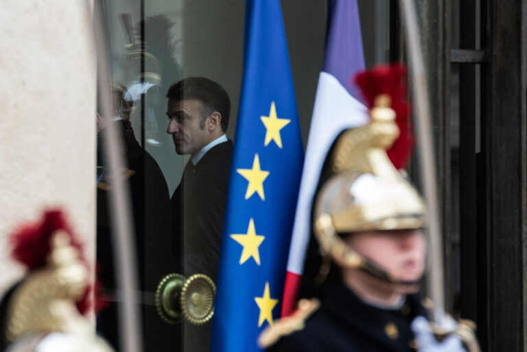 Le gouvernement français confronté à des critiques sur le calendrier des élections de 2027.